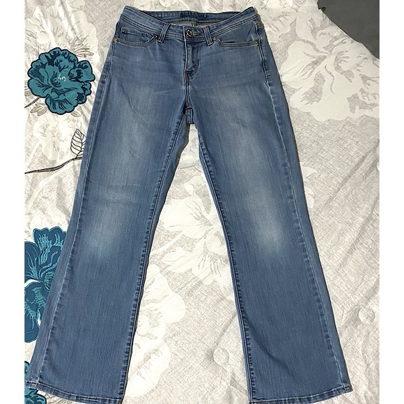 Levi’s Light Wash Flare Jeans - Picture 9 of 15